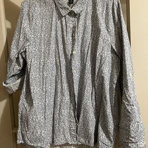 GAP Women’s dark gray floral pattern button up